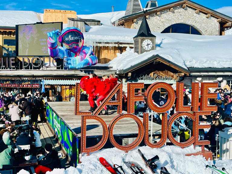 Clubbing en journée​
After ski​
Restaurant ​
La fruitière​
Fêtes​
Cabaret​
Evenement​
Danseur val d’isère