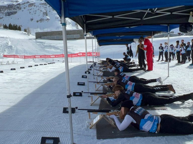 Championne du monde biathlon​
Tir dans la neige​
Carabine​
Ski de fond​
Skating​
Expérience unique​
Team Building 